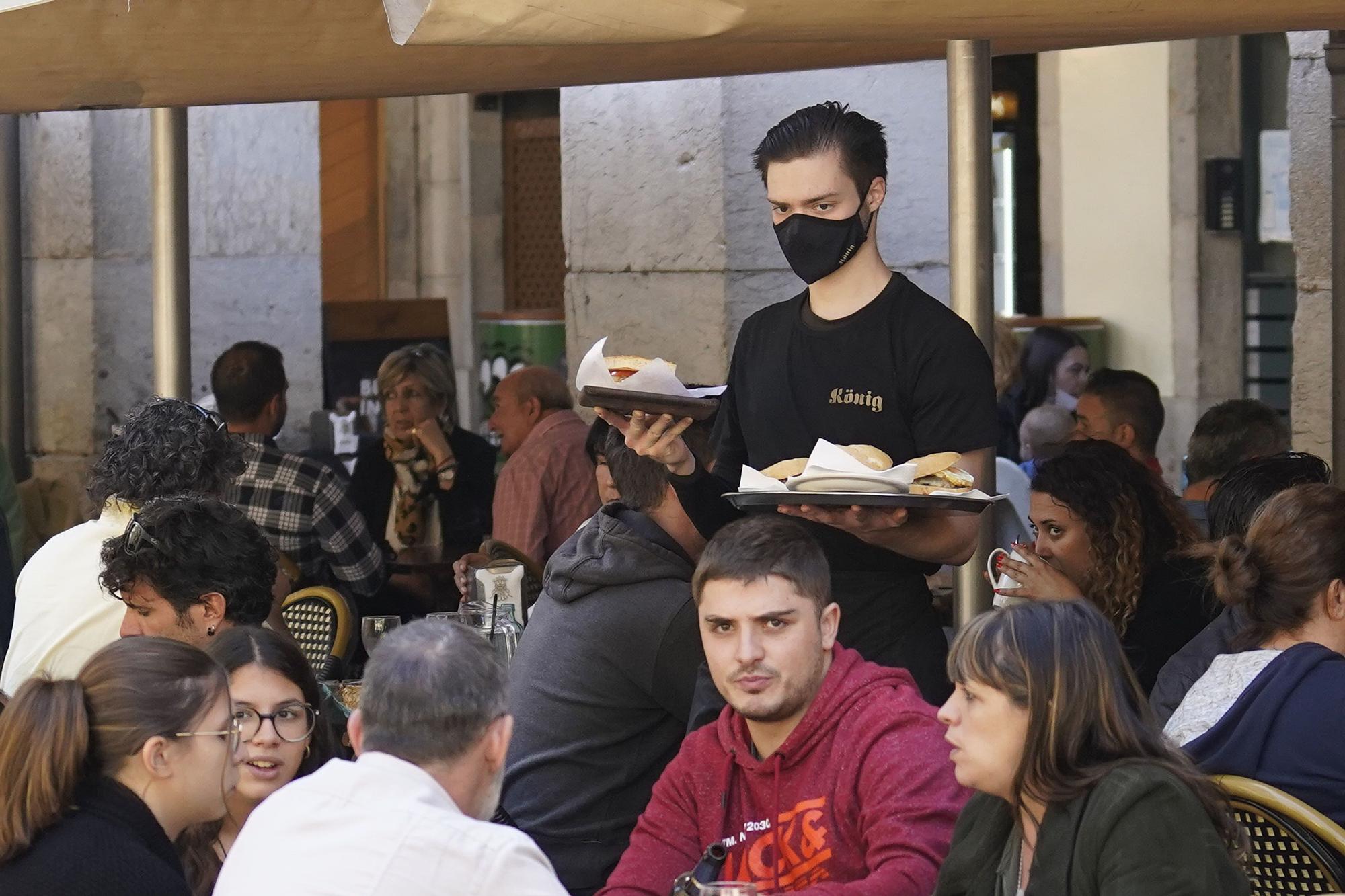 Gironins que treballen durant tot el 12-O sense fer-se fotos