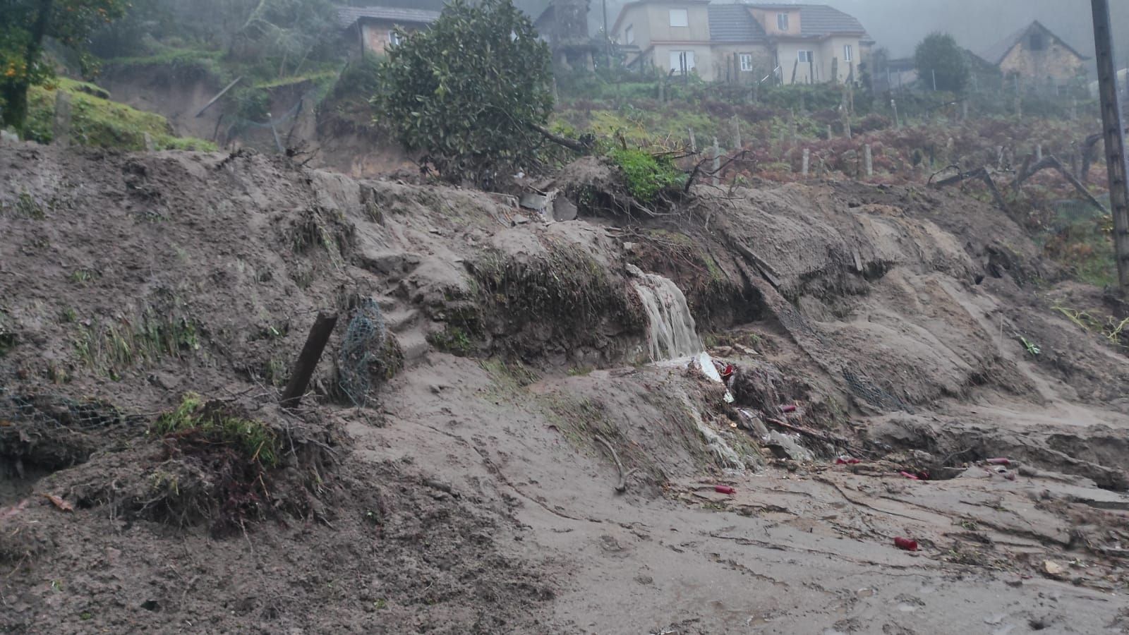 Tres viviendas de Mondariz, afectadas por un alud de tierra por las persistentes lluvias
