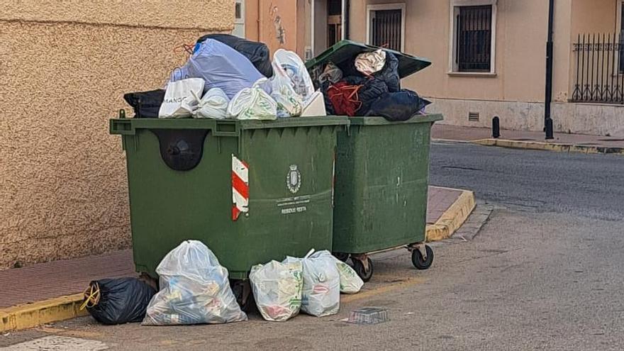 El PSOE denuncia contenedores llenos y malos olores por problemas en la recogida de basura