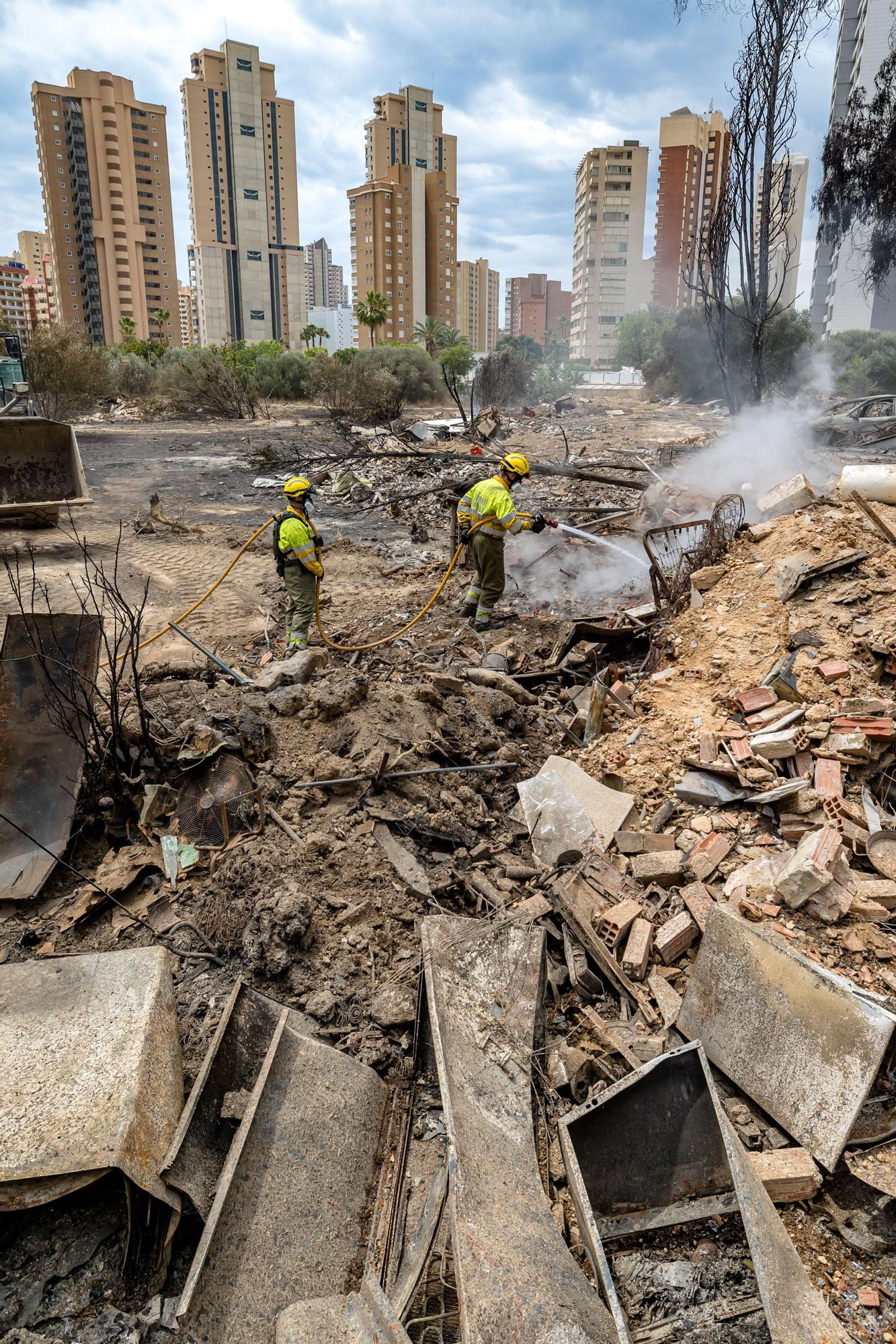 Continúan las labores de extinción del incendio de Benidorm en Armanello