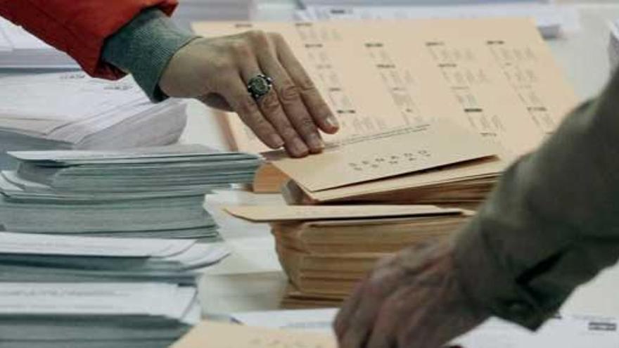 Los españoles ya depositan sus votos en las urnas.