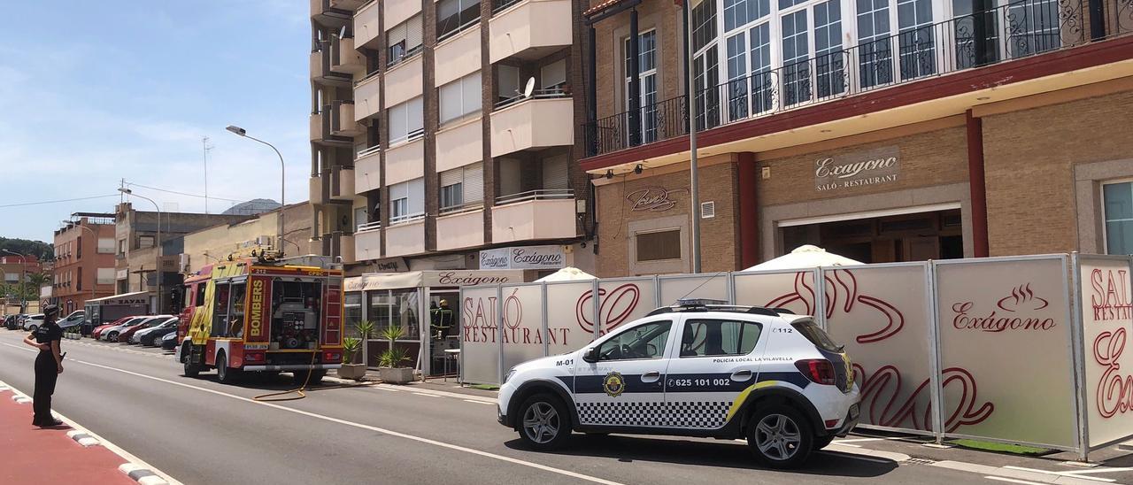 Bomberos y Policía Local han acudido a la emergencia en el restaurante de la Vilavella.