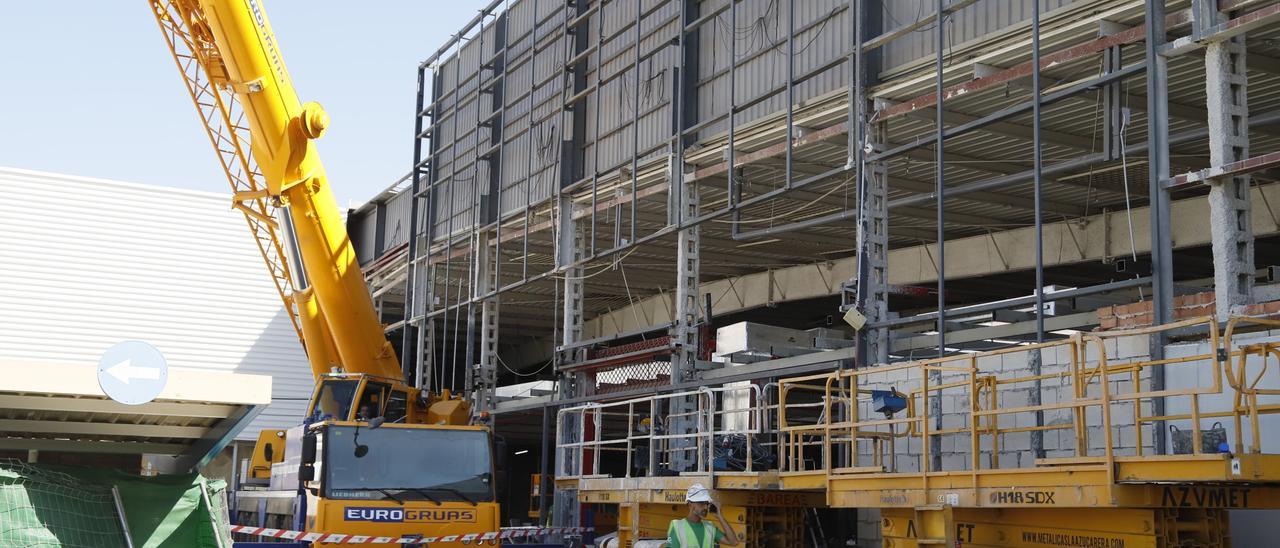 Obras del nuevo supermercado de Mercadona en el centro comercial Guadalquivir Connecta.