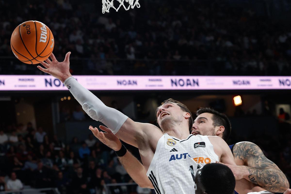 Hezonja busca el rebote ante Willy Hernangómez.
