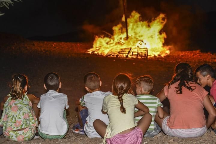 AGÜIMES A 23/06/2017. Asar piñas a la brasa con los amigos, arrojar sal a las hogueras, perdir nuevos deseos y desprendernos de lo malo, saltar sobre las brasas, son alguna sde las costumbres que se reviven en Las Charcas, Agüimes. FOTO: J.PÉREZ CURBELO