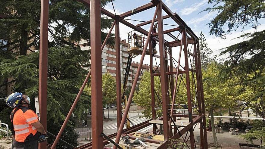 L&#039;estructura metàl·lica de l&#039;ascensor, acabada d&#039;instal·lar ahir, vista des del carrer Circumval·lació