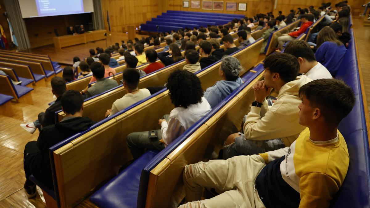 Jóvenes en la recepción del curso de la Universidade de Vigo.