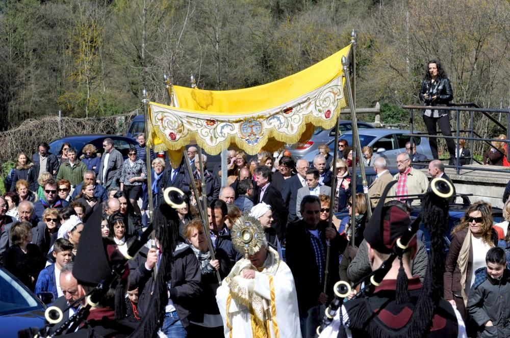 Misa y procesión de El Encuentro en Campomanes