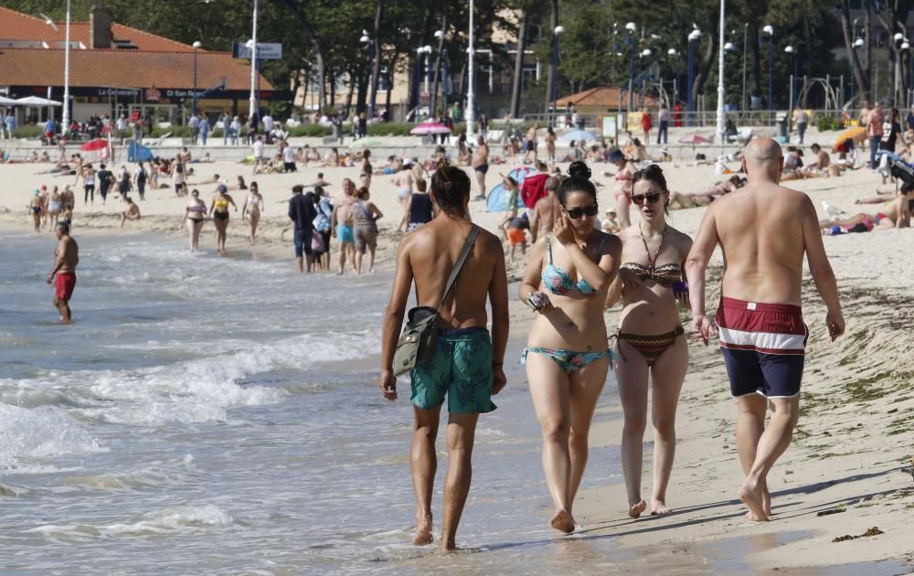 Samil se llena de bañistas ansiosos de sol // Alba Villar