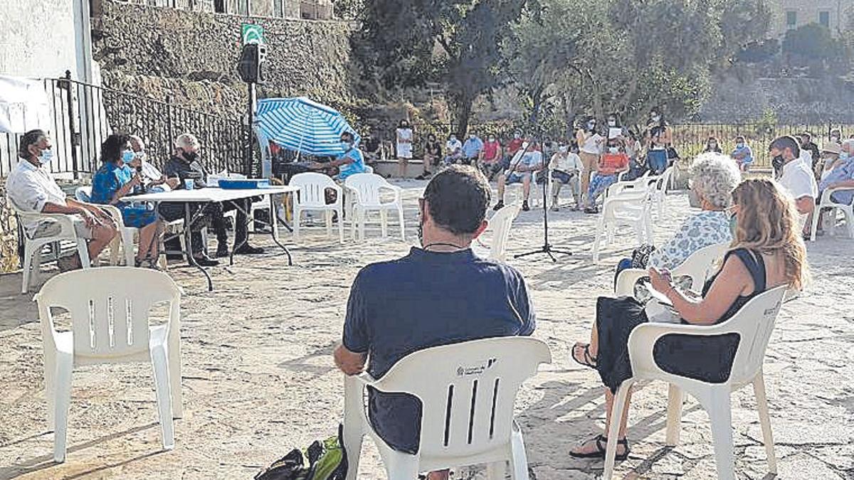 Una imagen de la reunión con los vecinos.