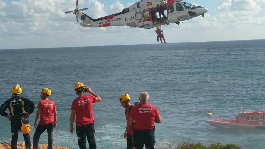 Momento en el que el joven es izado hasta el helicóptero de Salvamento.