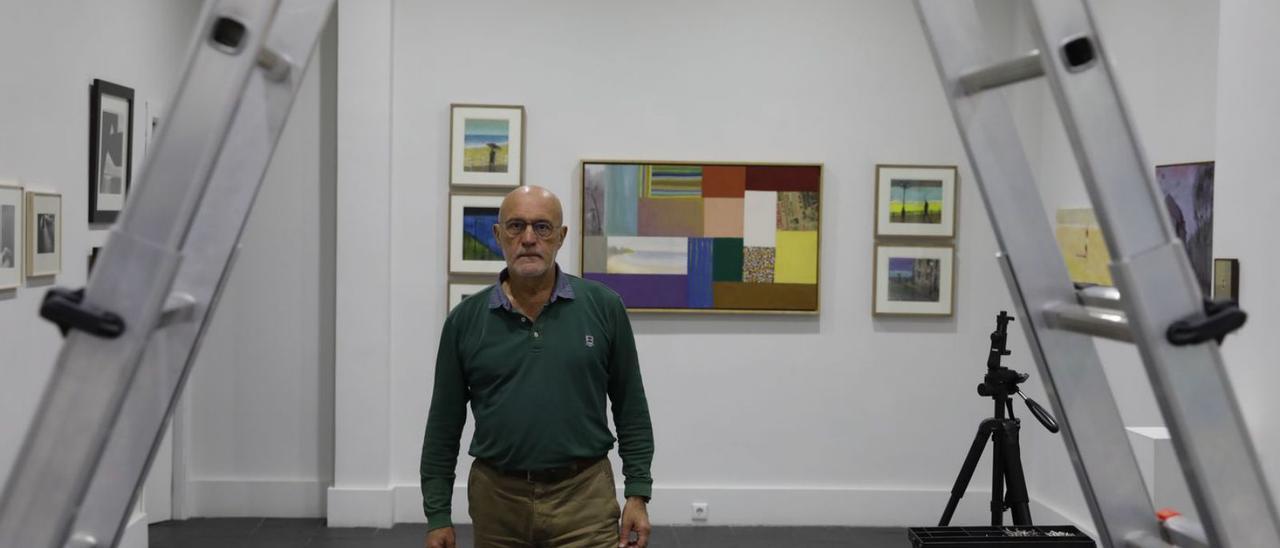 Amador Fernández, en la galería Cornión, ayer, ultimando los detalles de la exposición «Gijón Sur-Mer II». | Ángel González