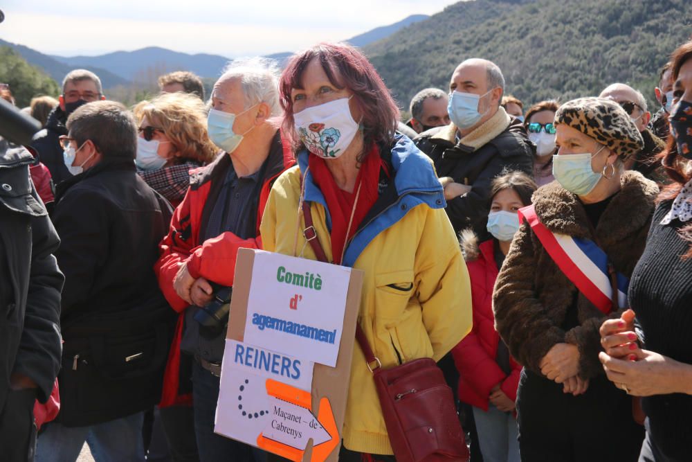 Concentració a Albanyà per demanar la reobertura de la circulació entre França i Espanya