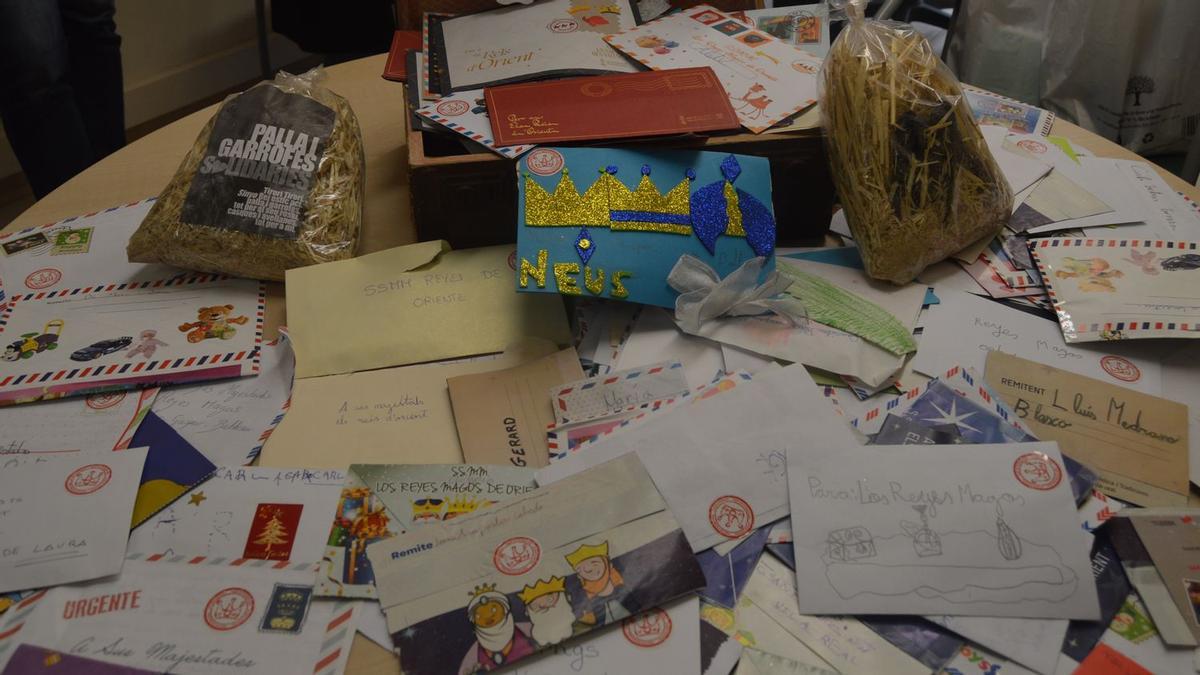 Joventut Antoniana cede al Archivo Municipal cartas a Reyes Magos como parte de la memoria colectiva de Vila-real.