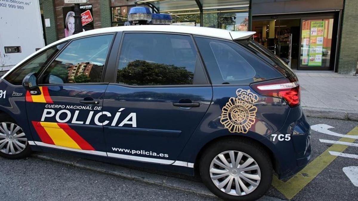 Una patrulla de la Policía Nacional en Oviedo.