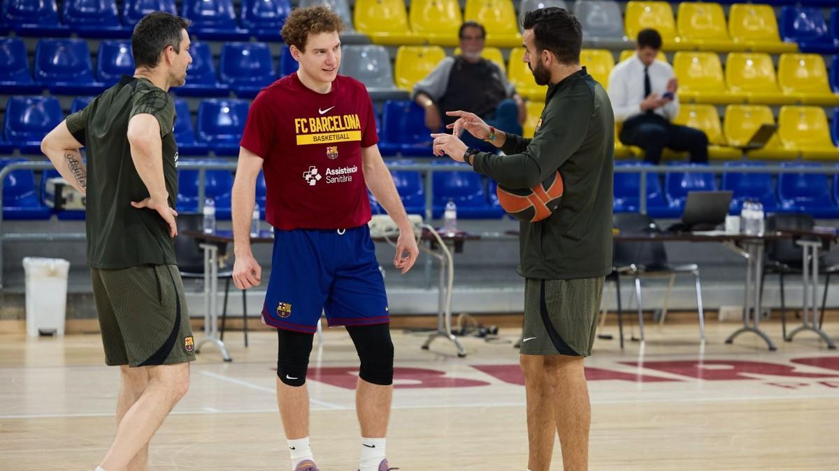 Rokas Jokubaitis dialoga con Rafa Martínez y Victor Sada, miembros del staff de Roger Grimau