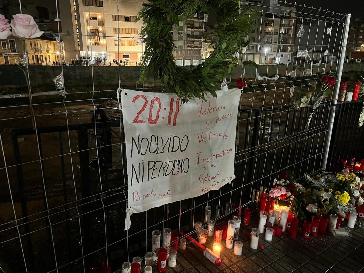 Centenares de vecinos y vecinas de Paiporta recuerdan a las víctimas de la dana frente a la rambla del Poyo.