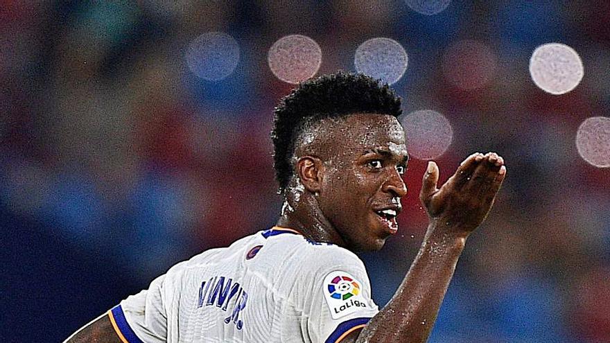 Vinicius celebra uno de los goles anotados ayer. |  // REUTERS