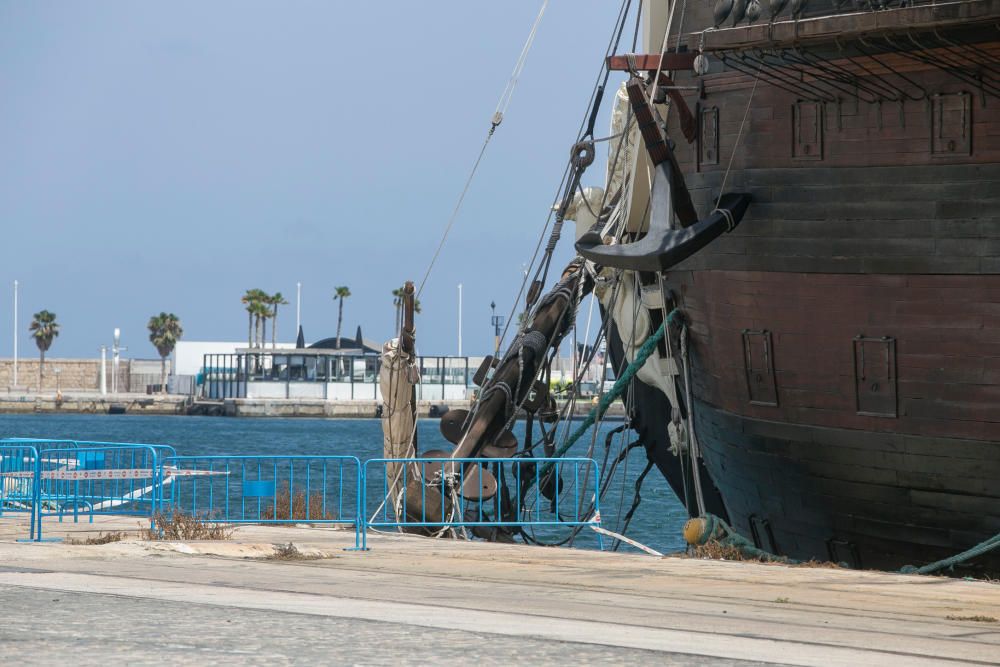 Imagen del bauprés sobre el muelle 7 del Puerto.