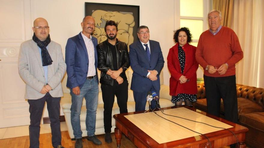 El alcalde de Vélez-Málaga, Antonio Moreno Ferrer, ha presentado junto al actor, director y productor colombiano la serie que llevará el título de &#039;Torre de Narcos&#039;.