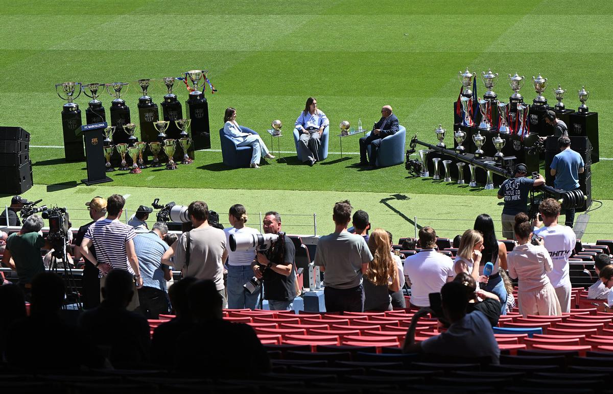 Despedida de Alexia Putellas, en  el Camp Nou y rodeada de todos los trofeos conseguidos en sus 14 temporadas como jugadora azulgrana