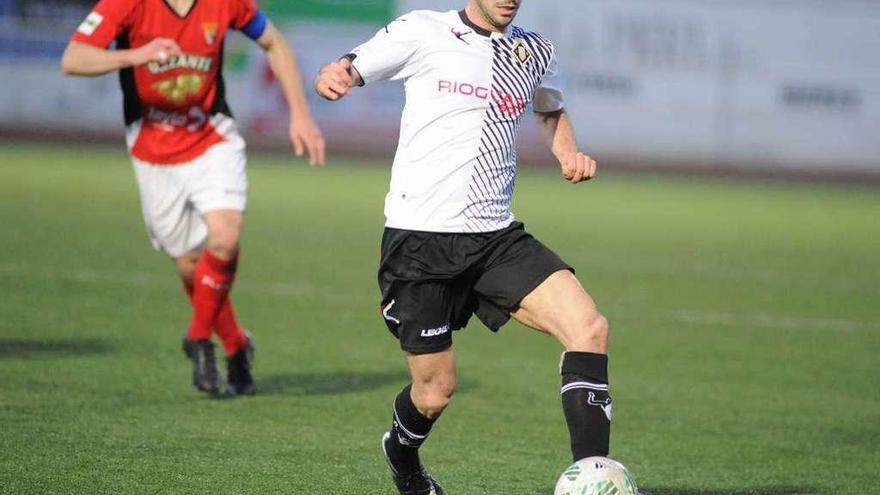 Annunziata controla el balón durante el partido ante el Tudelano.