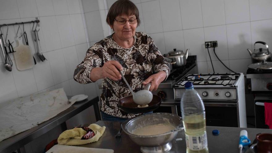 Liubov, de 72 años, prepara nalysnyky, una especie de deliciosos crepes.