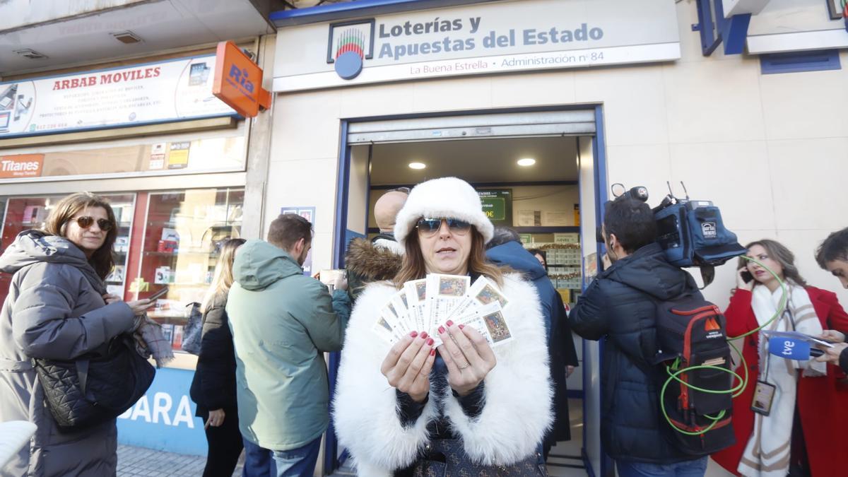 En imágenes | Alegría inmensa y champán con la lluvia de millones del 'Gordo' en Aragón