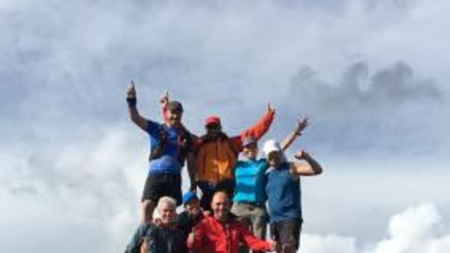 Los siete montañeros de Alicante en el Mulhacén poco antes de rescatar al herido.