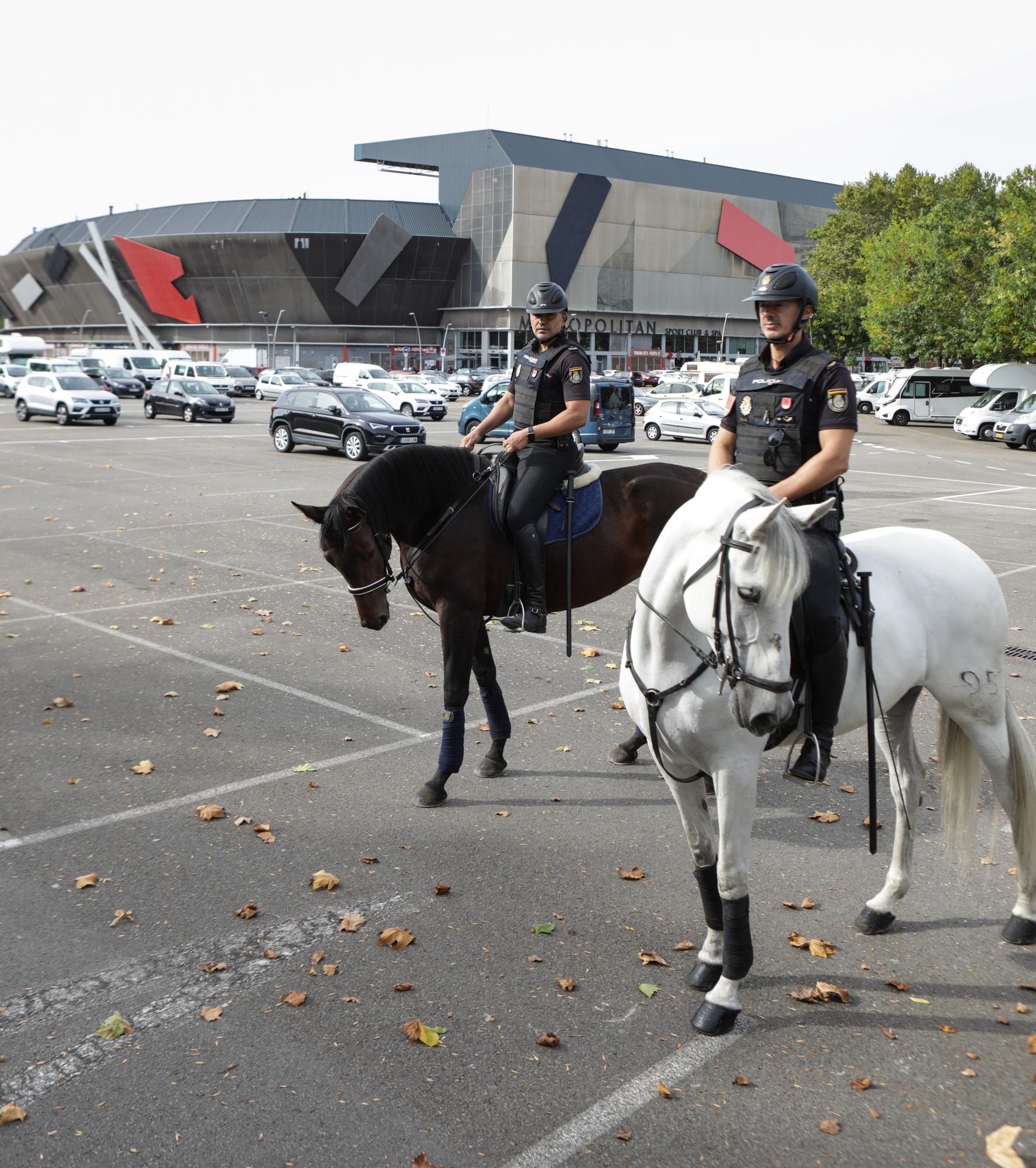 Agentes a caballo por las calles de Gijón