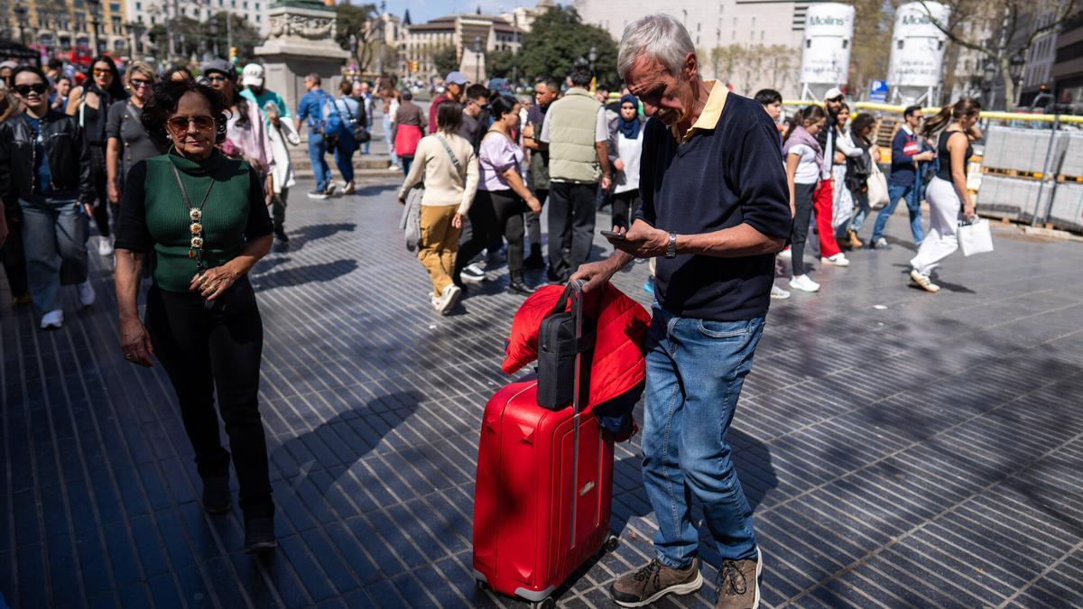 Turistas con maletas en el centro de Barcelona esta semana.