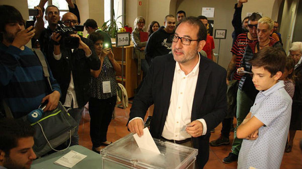 El candidat d’Unió, Ramon Espadaler, en declaracions després de la seva votació el 27-S.