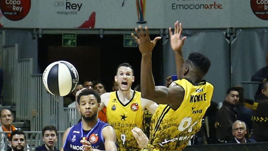 Momento en el que Konate es objeto de falta en la Copa de 2020.