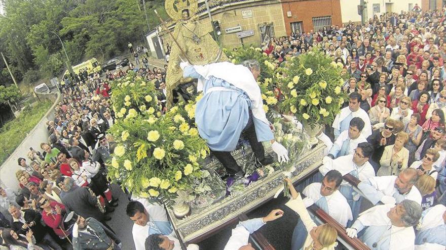 Concejo venera a la patrona de Cáceres y Caleros la cubre de alabanzas al ritmo del Redoble