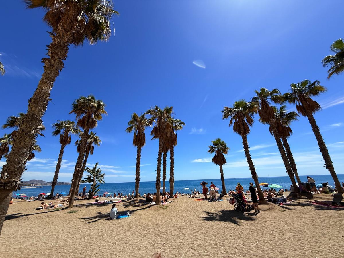 La playa de la Malagueta se llena de gente por el aumento de temperaturas este mes de abril La playa de la Malagueta se llena de gente por el aumento de temperaturas este mes de abril