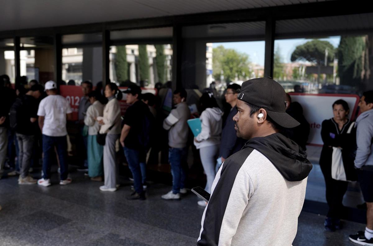 Colas en el Consorcio de Transportes de Madrid para solicitar documentos que ayuden en la regularización extraordinaria para personas migrantes en España.
