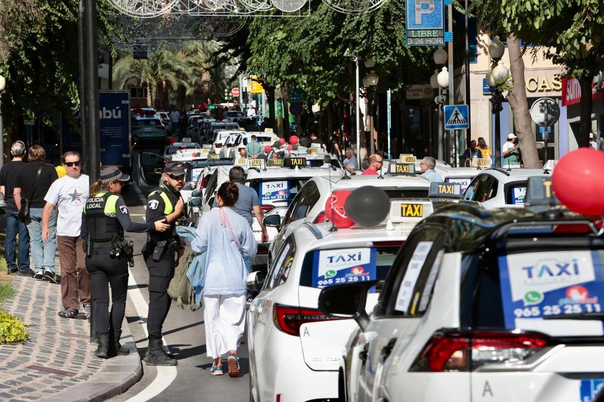 Los taxistas alicantinos se plantan: protesta masiva contra el caos de los VTC y los tuctucs