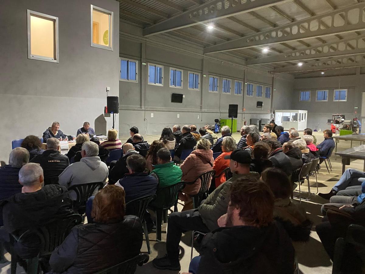 La asamblea presidida por José Luis Villanueva Vicente.