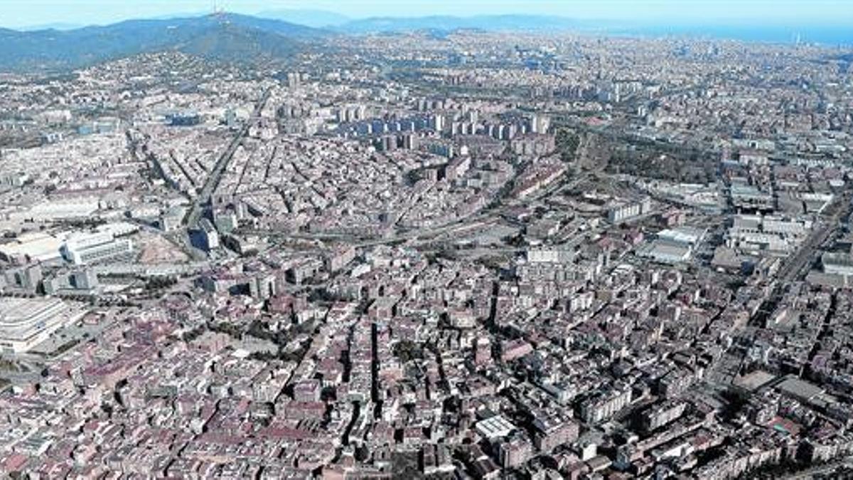 Vista de pájaro. Parte del área metropolitana, entre mar y montaña.