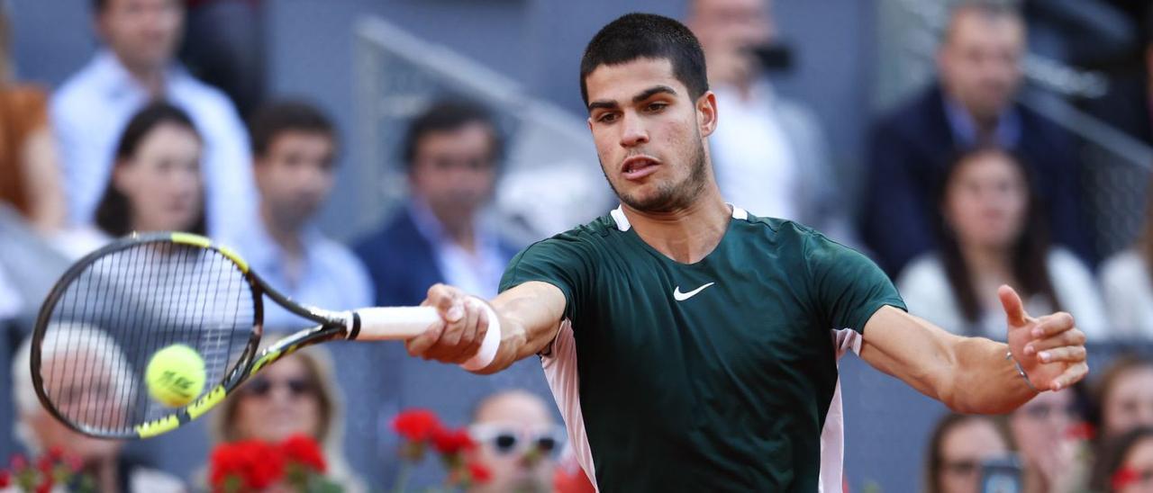 Carlos Alcaraz devuelve una bola en el partido ante Zverev en la final de Madrid. | EFE