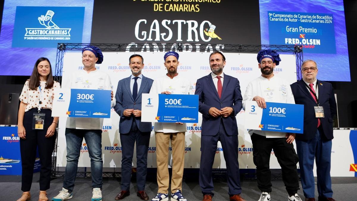 Imagen de algunos ganadores del año pasado junto a políticos y organizadores de GastroCanarias.