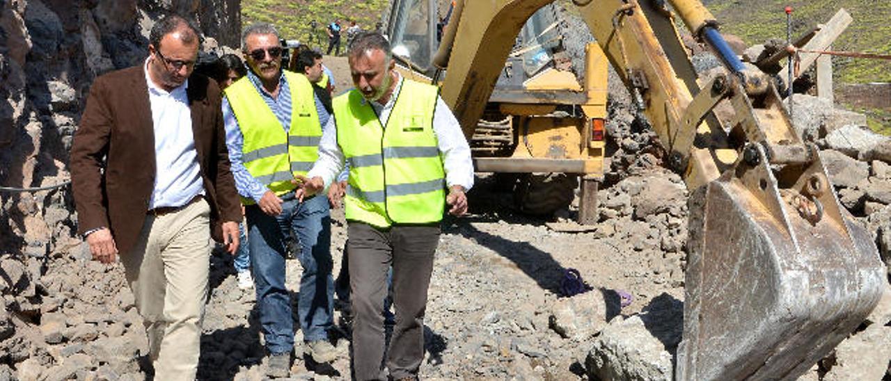 Francisco García (izq), Jesús Maté y Ángel Víctor Torres en las obras.