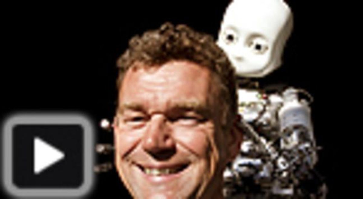 El doctor Paul Verschure, de la Institució Catalana de Recerca i Estudis Avançats, i el seu nen robot. El doctor Paul Verschure, de la Institució Catalana de Recerca i Estudis Avançats, i el seu nen robot.