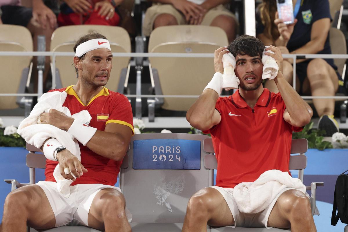 Rafa Nadal y Carlos Alcaraz, durante un descanso.