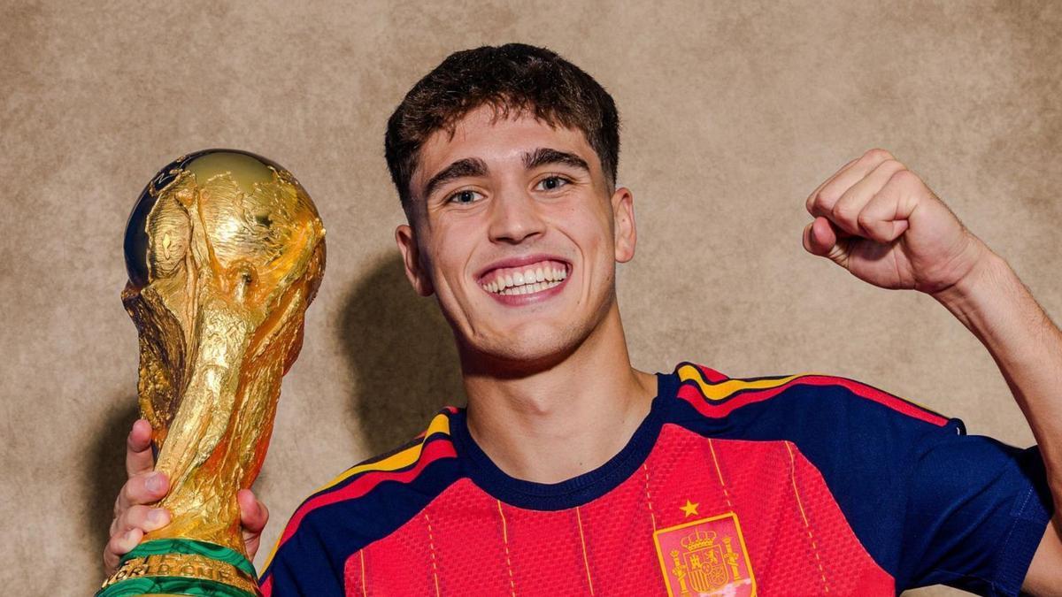 Pau Cubarsí, con la Copa del Mundo conseguida con España