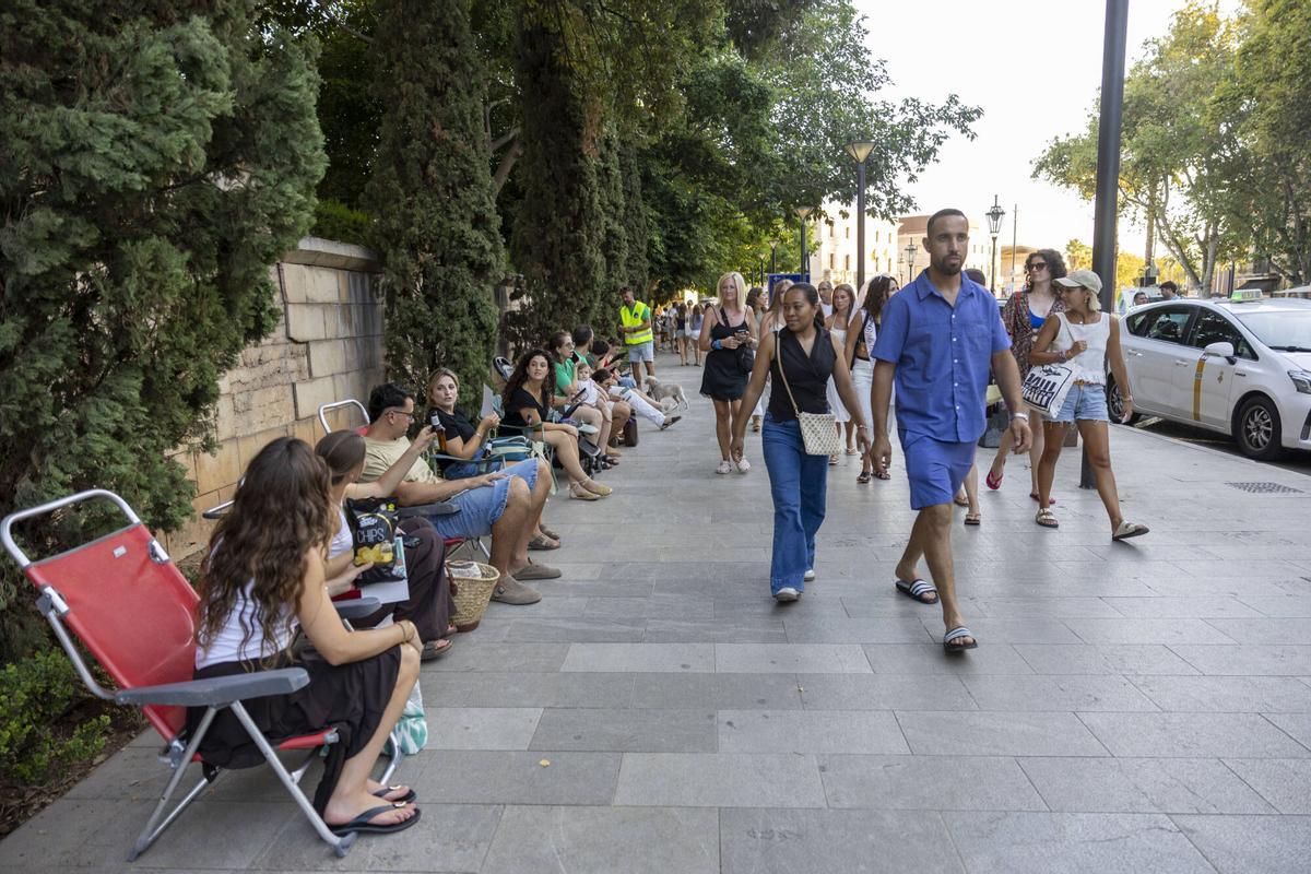 Centenares de personas participan en la cadena ‘a la fresca’ contra la masificación turística en Mallorca