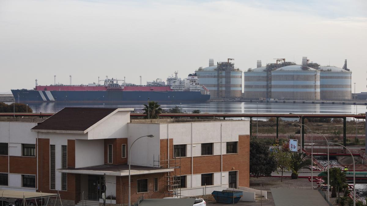 Barco gasero en el puerto comercial de Sagunto.