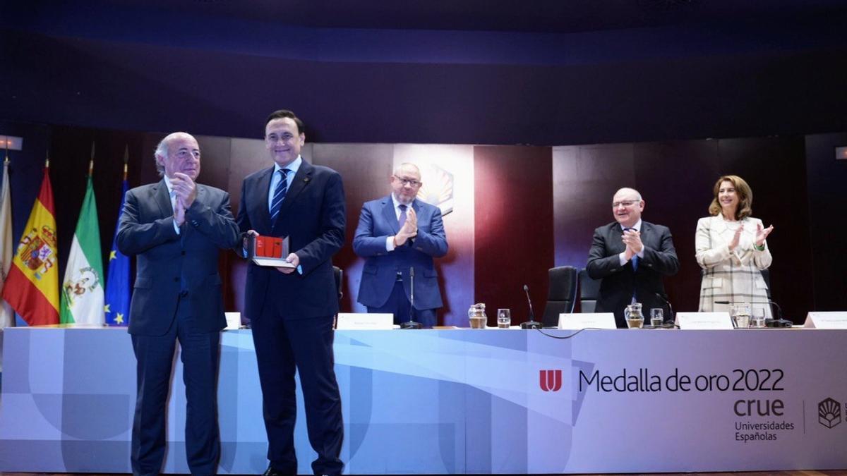 José Carlos Gómez Villamandos (d) con la Medalla de Oro que le ha entregado el presidente de Crue, Juan Romo (i)