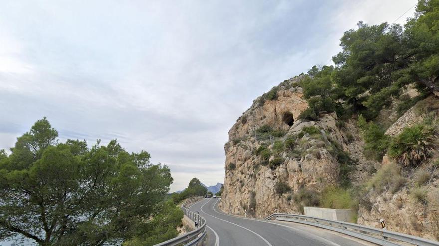 Un conductor invade el carril contrario y pone en peligro la vida de varios ciclistas en Alicante