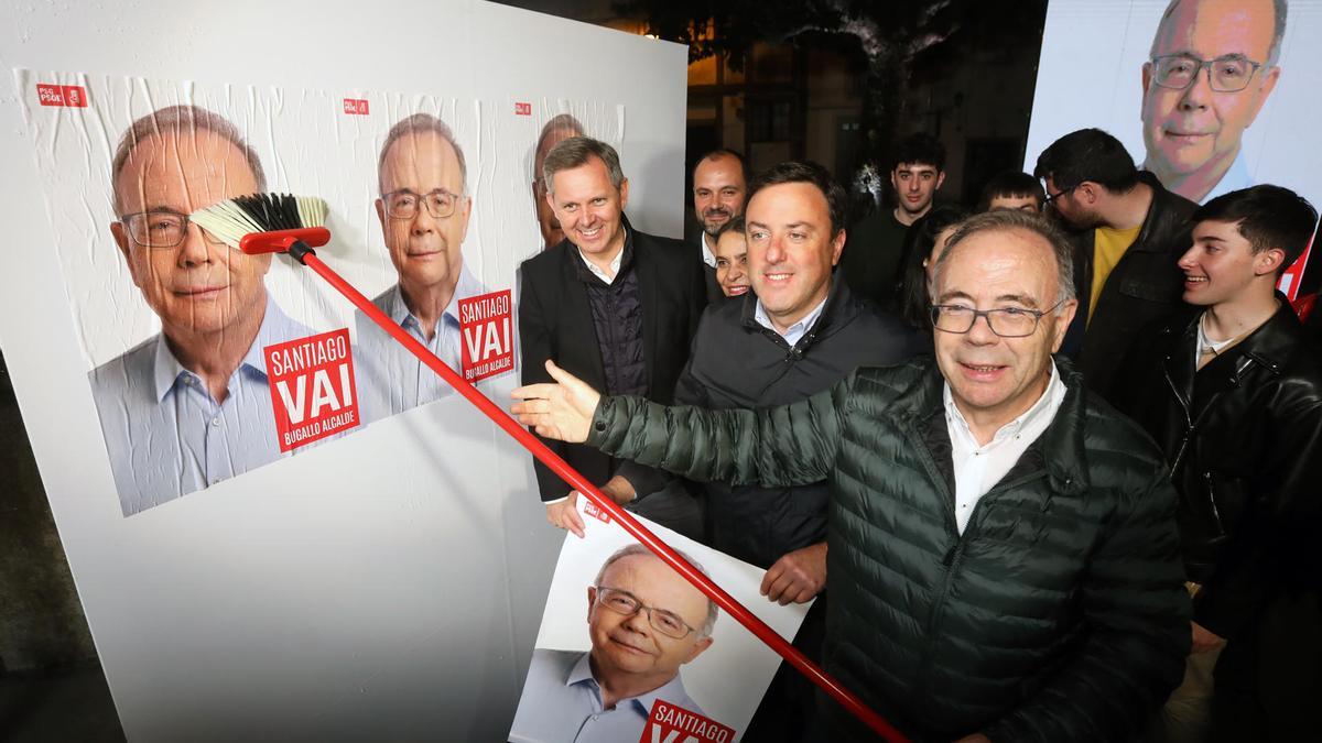 El secretario general del PSdeG, Valentín González Formoso (2-i), junto al alcalde de Santiago, Xosé Sánchez Bugallo (2-d), y el ministro de Sanidad, José Miñones (i), dan el pistoletazo de salida a la campaña electoral en la capital gallega.
